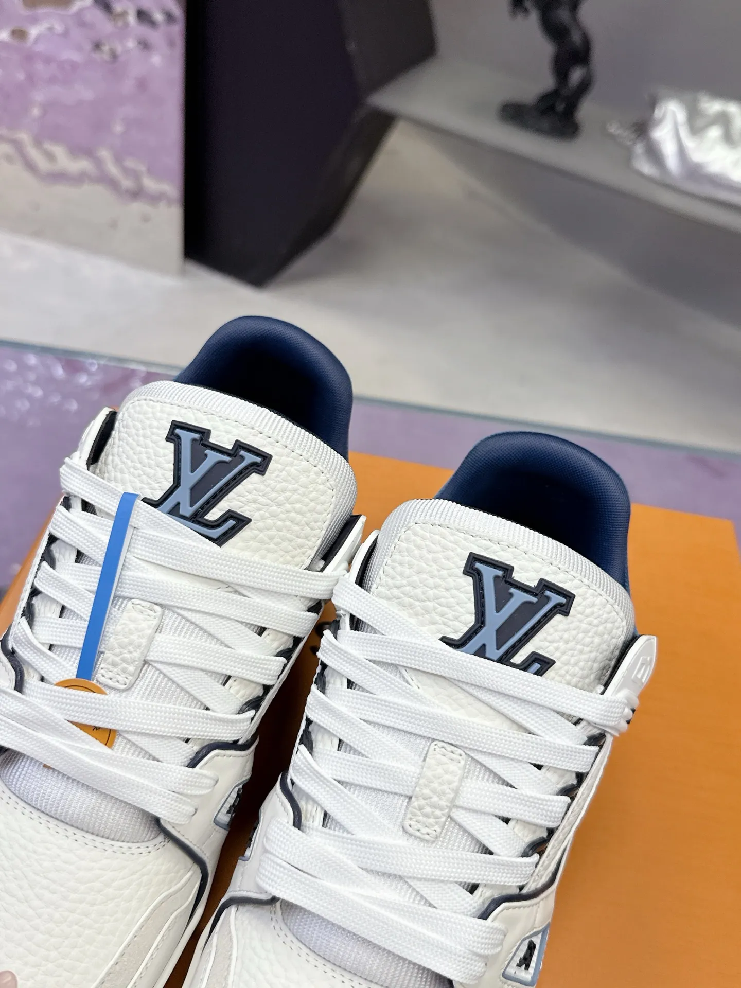 Factory price: 760💰 (latest color) This LV Trainer sneaker is made of grained cow leather, and uses vibrant colors to pay tribute to Virgil Abloh’s original classic inspired by retro basketball shoes. The upper is embellished with rubber LV letters and Vuitton logo, and the outsole is decorated with Monogram flowers. Exquisite packaging at the delivery counter🛍📦 ▪️Fabrics: Original customized first-layer cowhide ▪️Inner lining: Original customized breathable mesh lining ▪️Outsole: Original molded two-color TPU combination outsole ▪️Sole thickness: 3CM ▪️Size: Women's 35-40 Men's 38-46